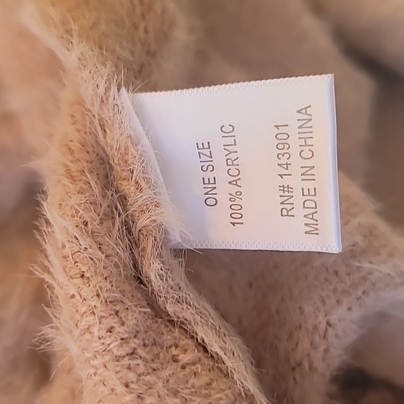 Coco and Carmen fuzzy shrug - Picture 6 of 7